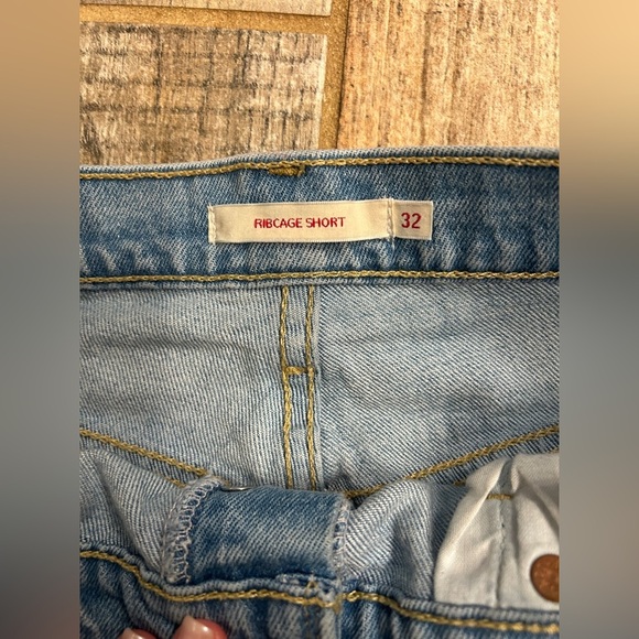 Levi’s Ribcage Shorts size 32 Vintage Frayed Distressed Denim Jean Short - Picture 7 of 10